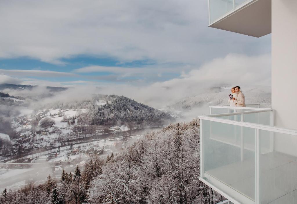 Balkon z widokiem Crystal Mountain Hotel Wisła Śląskie Pięciogwiazdkowy